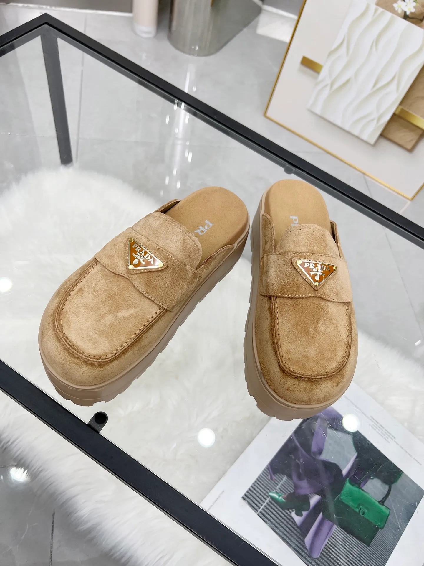 👟👟Ex-factory price 500👟👟 🌸Prada 2025 spring and summer new slippers 💫Velcro sandals The latest catwalk model, classic upgrades, comfort and fashionability coexist. Every color combination looks good, and the design matches different style needs ✅Upper: original customized cowhide ✅Inner lining: original customized sheepskin lining, cowhide feet ✅Outsole: original molded anti-slip outsole ✅Number of codes: 35-40 (41 customized, non-refundable and non-exchangeable)